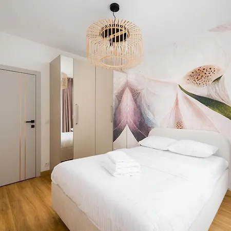 Wlochy Rownolegla Chic By Bookinghost Warsaw